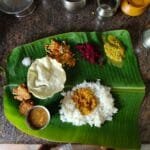 Plat de riz blanc servi sur une assiette verte